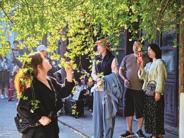 这个春天，寺街火热出圈，千年古街为何成city walk热门打卡地  南通发布-1.jpg