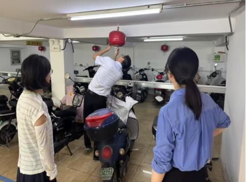 交易中心开展办公区域消防安全专项检查.jpg